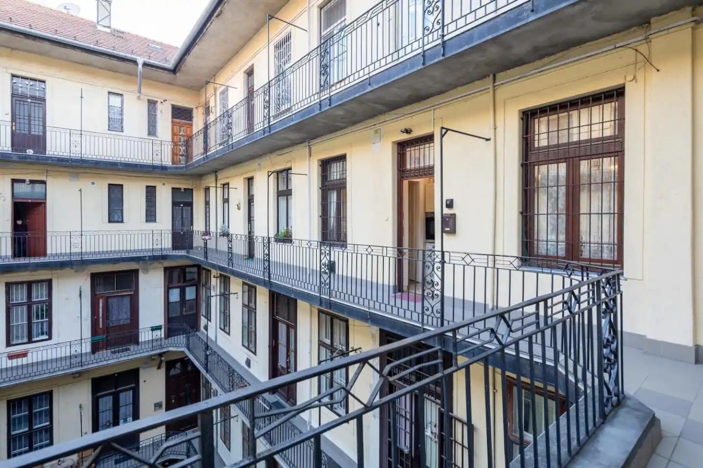 Vamhaz Boulevard Apartments Budapest Exterior foto